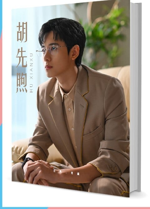 中国俳優『胡先煦(フー・シエンシュウ)』写真集1冊 A4ポスター4枚 しおり4枚 LOMOカード10枚